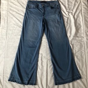 Mid-rise, wide legged express jeans